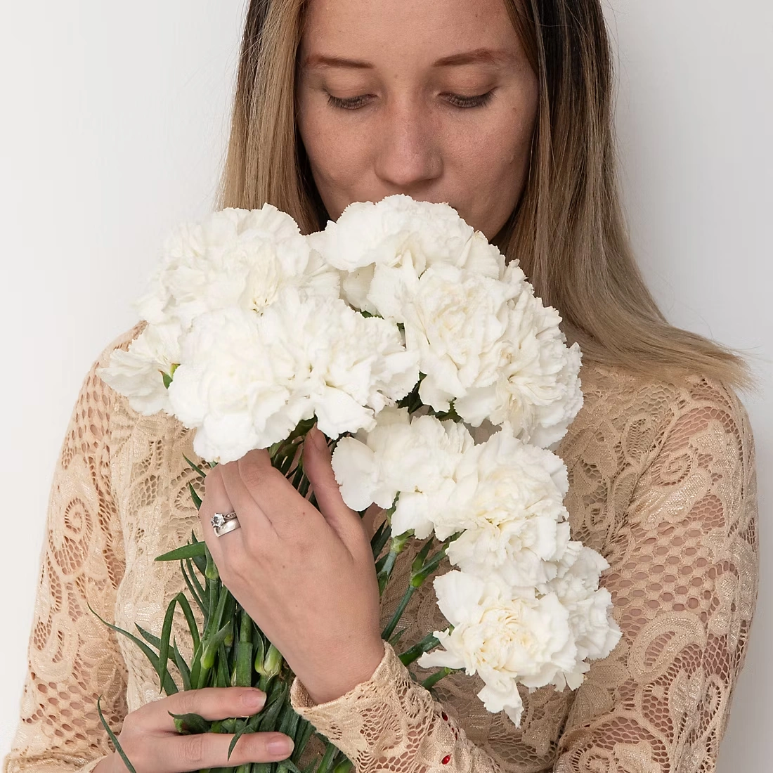 Carnations, 200 ct. - White